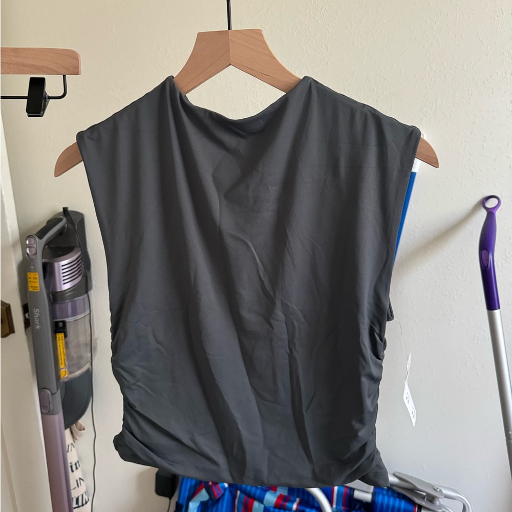 New with tags high neck Abercrombie sleeveless shirt